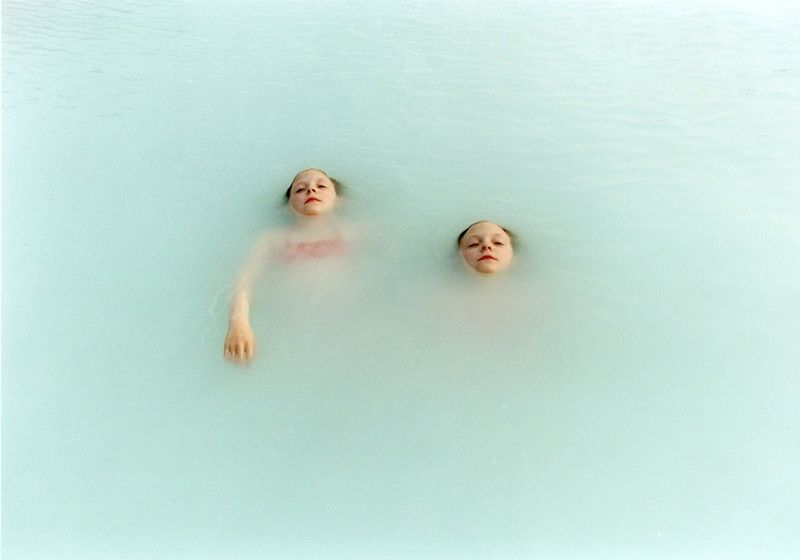 image: Fotografía: las gemelas Erna y Hrefna, por Ariko Inaoka by bsidemagazine