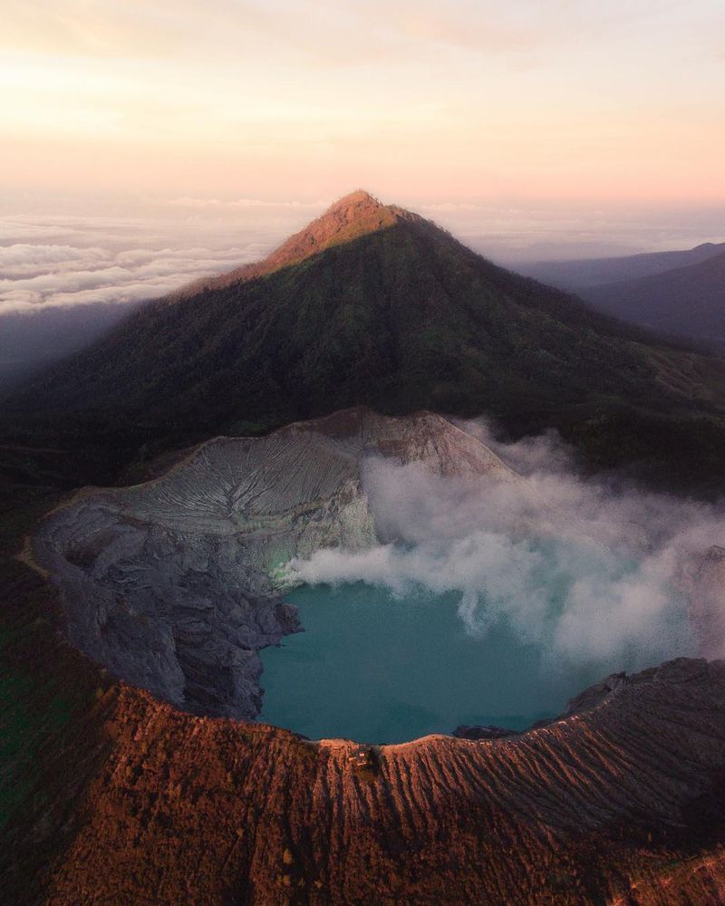 image: Climbing Ljen Crater by josiahwg