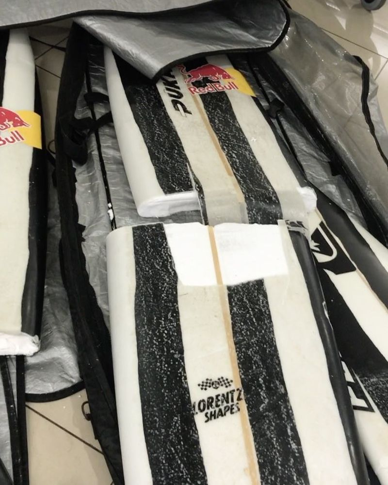 image: Arriving in Santiago de Chile for a massive swell and this is how the boards came out... Thanks @iberia ! Ayer compré mi billete a Chile para coger una de las marejadas mas grandes en años y a pesar de pagar mis tablas, así es como me las encuentro en... by natxogonzalez