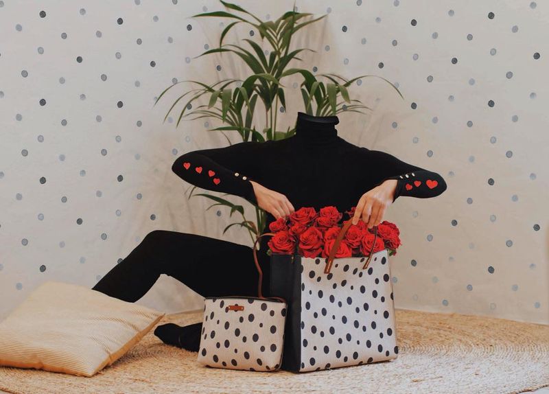 image: #LoosingMyMind.~ UN AMORE A.....Quest'anno per San Valentino, il tuo regalo perfetto si chiama @manilagraceofficial;Un mazzo di rose ???? accompagnate dalla tua borsa che hai sempre sognato, come la classica #FeliciaTote.collab: @mariasantosphotog by pepedsgn