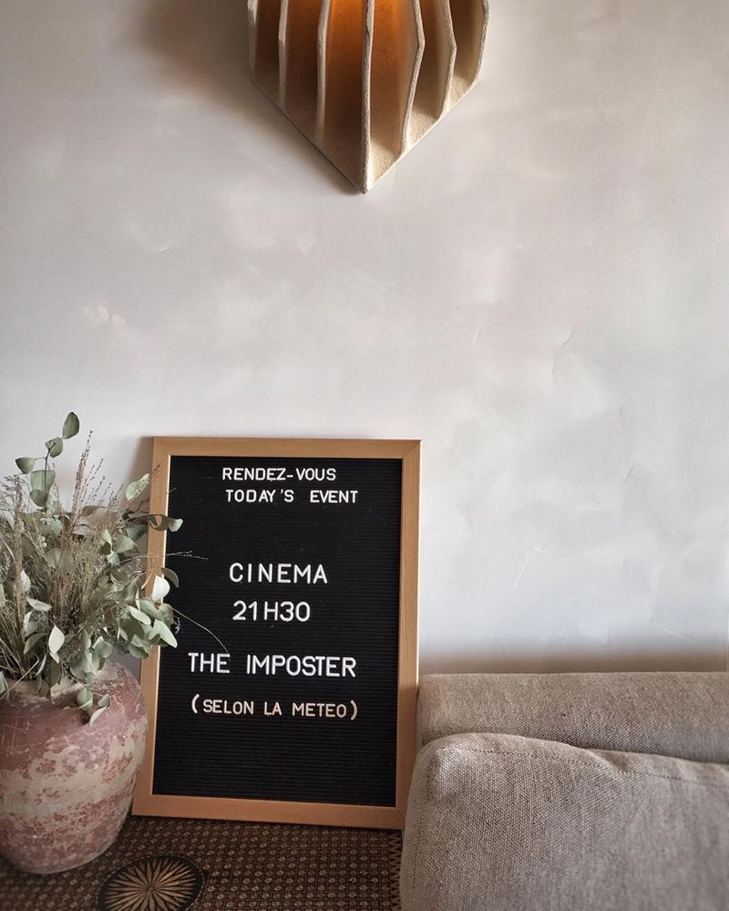 image: Ce soir c'était ciné en plein air face à la mer ! Je vous recommande ce film documentaire récompensé au #sundance il est ?? #theimposter #cinema #mespetitespaillettes #lesrochesrouges by mespetitespaillettes