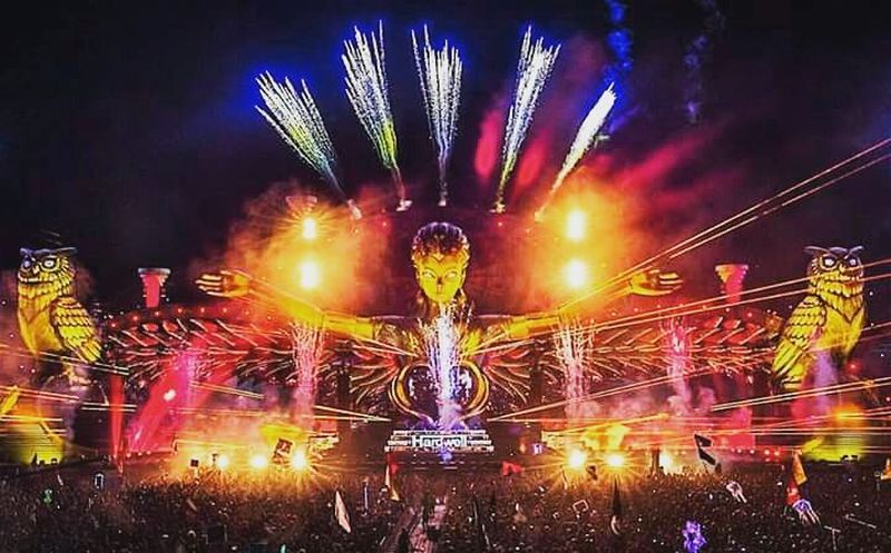 image: #dj#hardwell#edclv2017#edc#vegas#mainstage#kineticfield#awesome#people#united#vibe#vibeon#putyourhandsup#festival#love#music#electronicmusicculture#plur#musiclife#electronicmusic#edmfamily#dance#edmlovers#worldedm#edmlife#liveyourlife#lol by electronicmusicculture