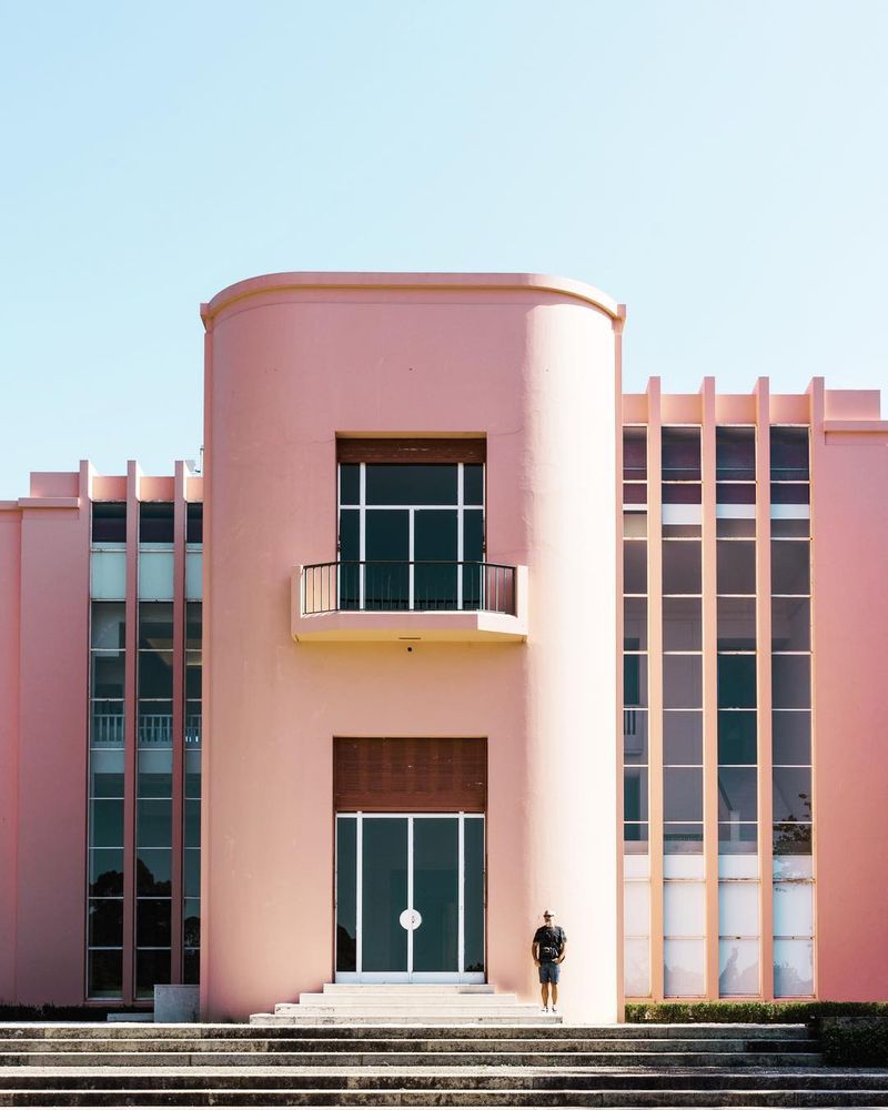 image: Por fin actualizo el blog con fotos de este verano. La primera entrada dedicada a esta casa que tanto nos gustó. ¿A alguien más le recuerda a otro famoso edificio de color similar? by misswinter