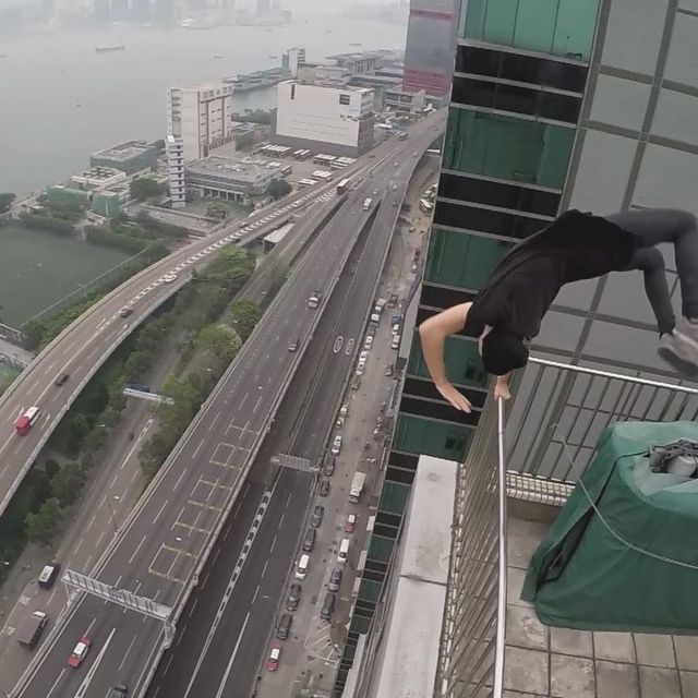 image: Как всегда, не самым стандартным способом показываю то, насколько хорош новый #Honor8Pro, в особенности, его двойная камера. Он заставляет поверить в то, что будущее уже рядом. Вот оно, почувствуй его.@honorrus by olegcricket