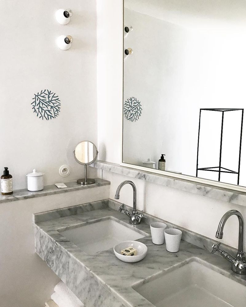 image: / bathroom ?/ je rêve d'avoir la même ! Mix marbre et béton, fonctionnelle ! #deco #inspiration #salledebain #lesrochesrouges #hotel #mespetitespaillettes #photographer by mespetitespaillettes