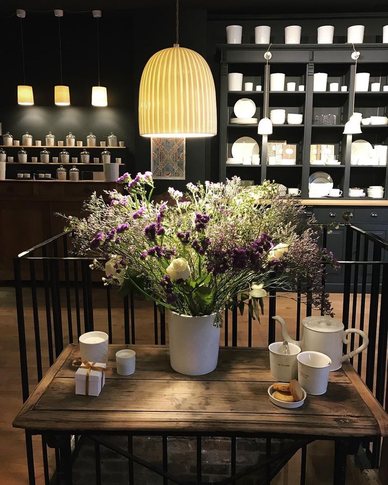 image: Chez @alix.d.reynis sa boutique est tellement jolie ⭐️#alixdreynis #porcelaine #limoges #bonneadresse #mespetitespaillettes #paris #decoration #friends by mespetitespaillettes